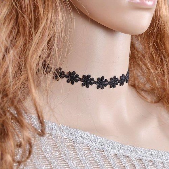 Daisy Chain Crochet Choker Necklace - Picture 4 of 6